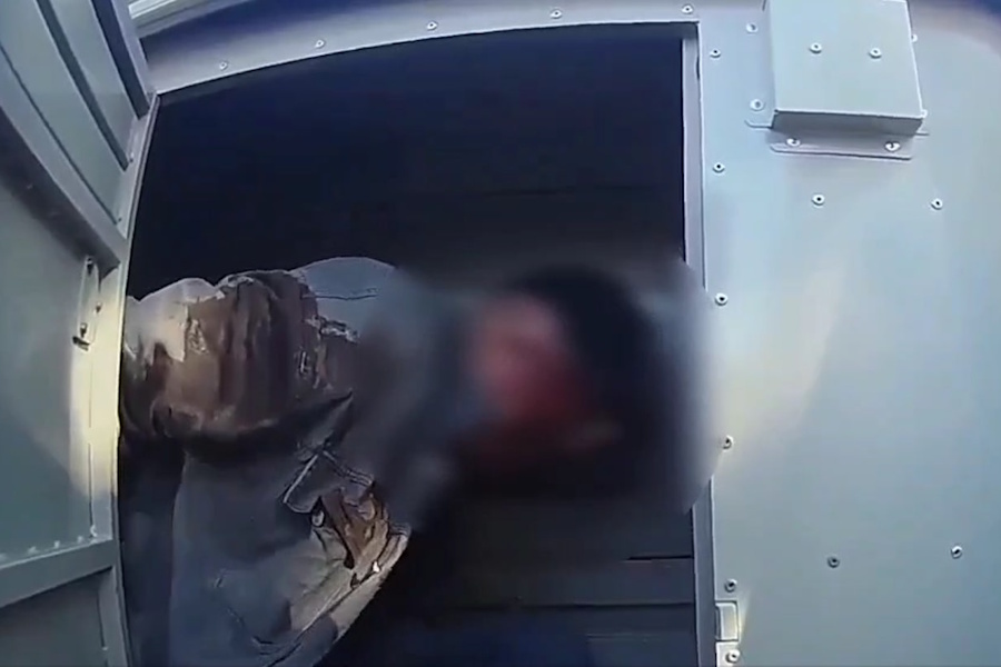В День России у ТЦ «Европа» задержали мужчину с ножом в руках (видео)