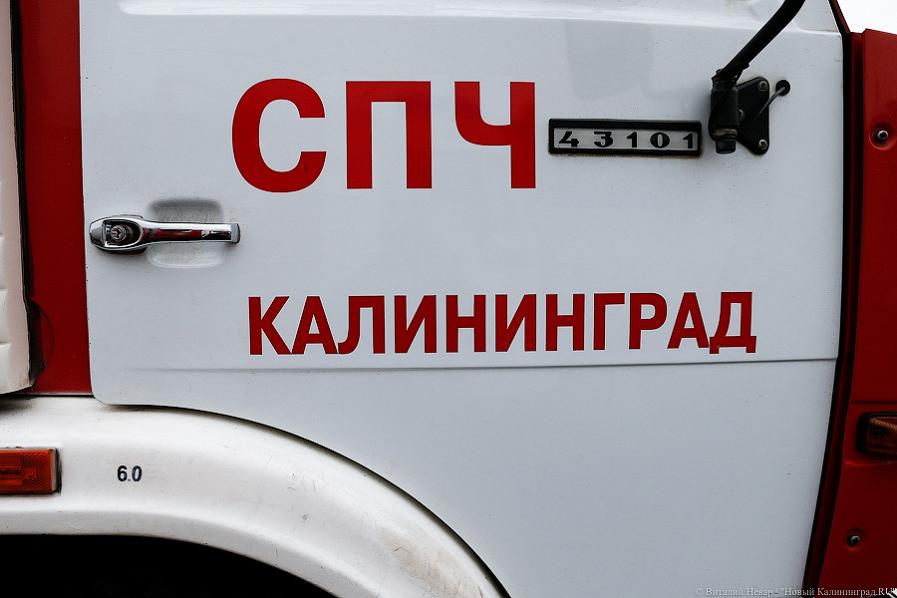 Ночью на ул. Катина в Калининграде загорелся микроавтобус