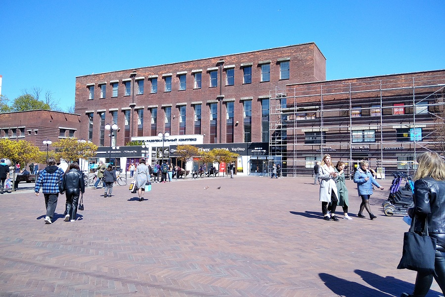 ТЦ «Эпицентр» снял вывеску с крыши Дома техники и не намерен ее возвращать (фото)