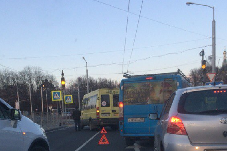 На пл. Василевского на кольце затруднено движение из-за ДТП (фото)