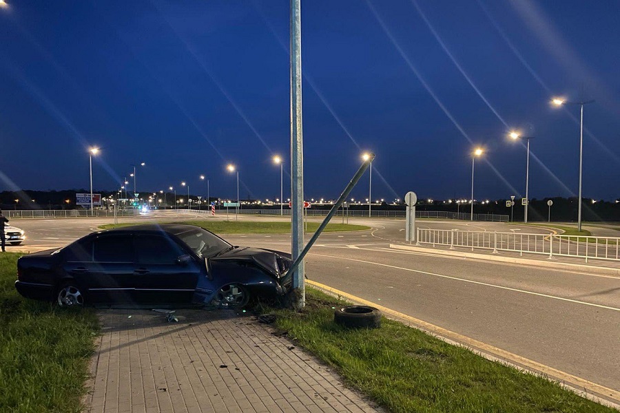 В Гурьевском районе водитель «Мерседеса» наехал на бордюр и врезался в столб (фото)
