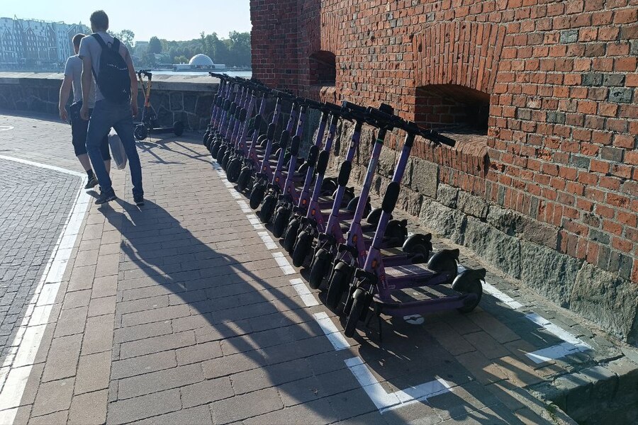 В Калининграде начали наносить разметку на парковки для самокатов