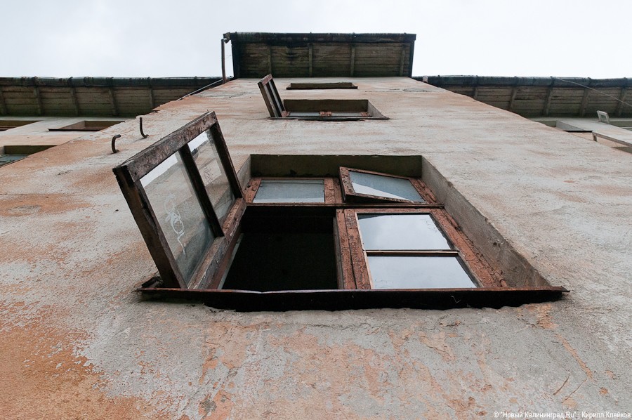 В Калининграде 16-летний юноша погиб, упав с крыши дома на Батальной