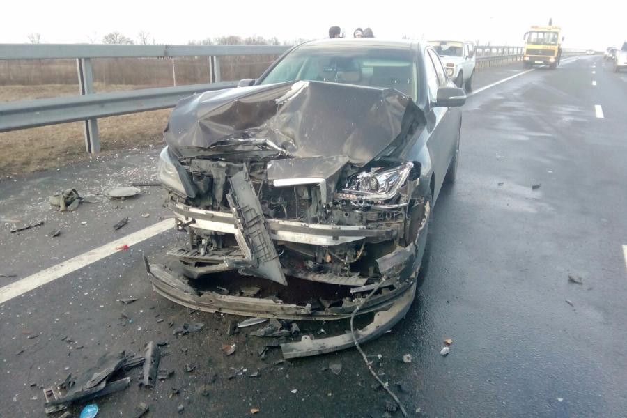 Очевидцы: на Приморском кольце из-за гололеда «Хёндай» влетел в отбойник (фото)