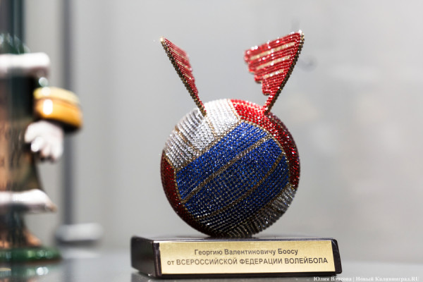 Рембрандт, галстуки и сверкающий мяч: что дарили губернаторам региона 