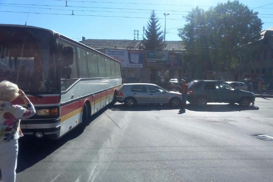 На Моспроспекте частично блокировано движение транспорта из-за тройного ДТП (фото)