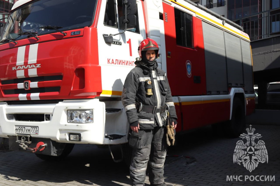 В Калининграде сотрудник МЧС убедил мужчину не прыгать из окна