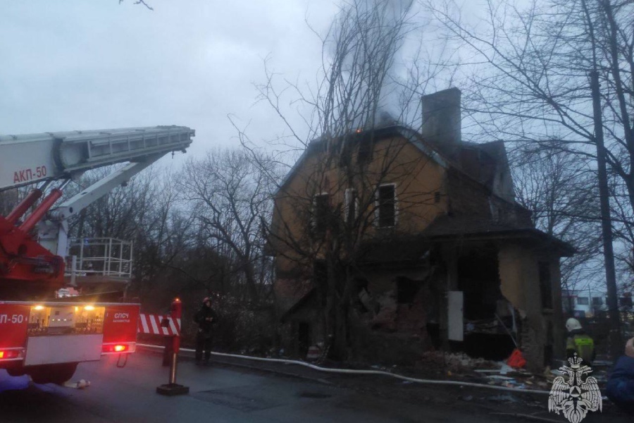 В Калининграде ликвидировали пожар в расселённой вилле Эдит