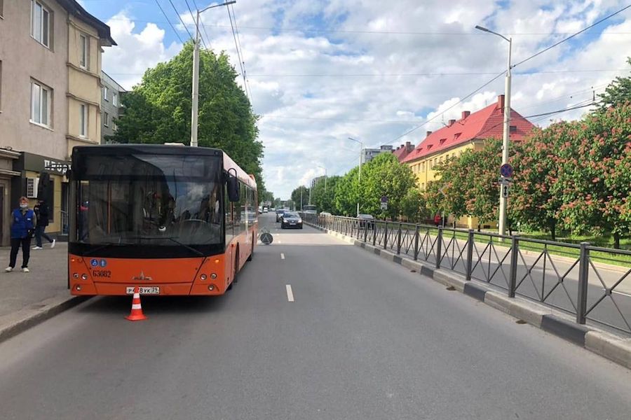На Горького пенсионерка упала в автобусе, её увезли в больницу (фото)