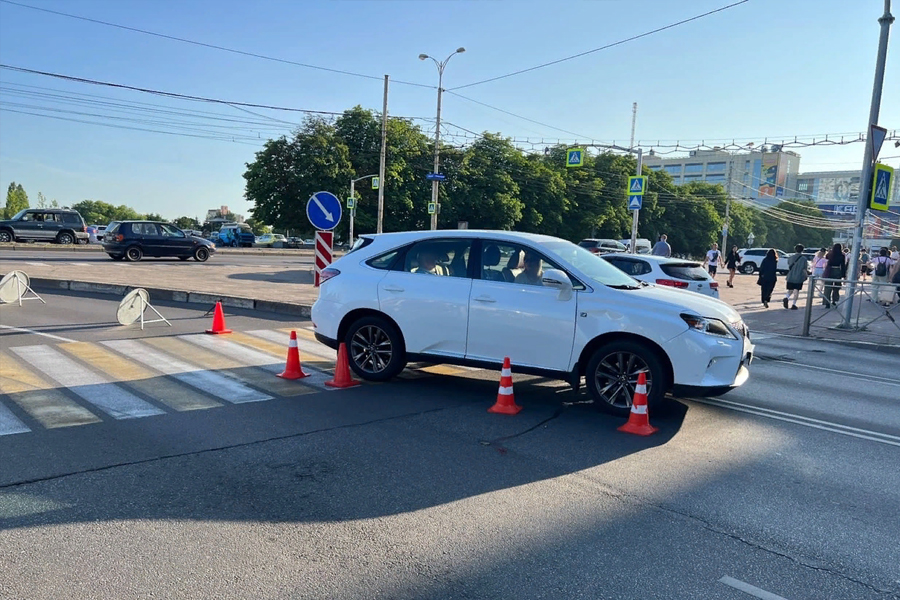 У Дома Советов водитель «Лексуса» сбил велосипедистку (фото)