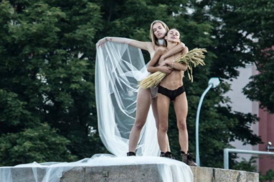В Вильнюсе на постаментах советских скульптур устроили фотосессию топлес (фото)