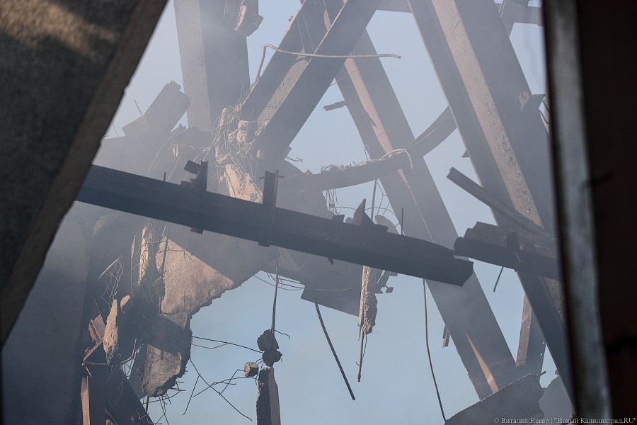 Бетон и балки: последствия крупного пожара на «Цепруссе» (фото)
