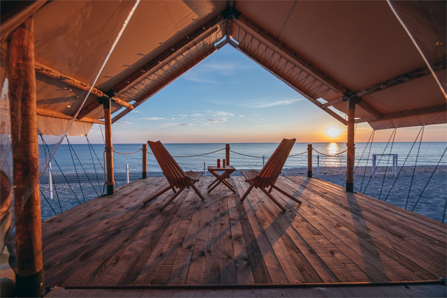 Банные чаны, гламур и «сдержанная роскошь»: топ-5 самых дорогих глэмпингов (фото)