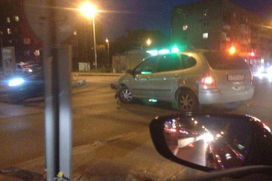 Очевидец: на Московском проспекте в «Рено» врезался мотоциклист (фото)