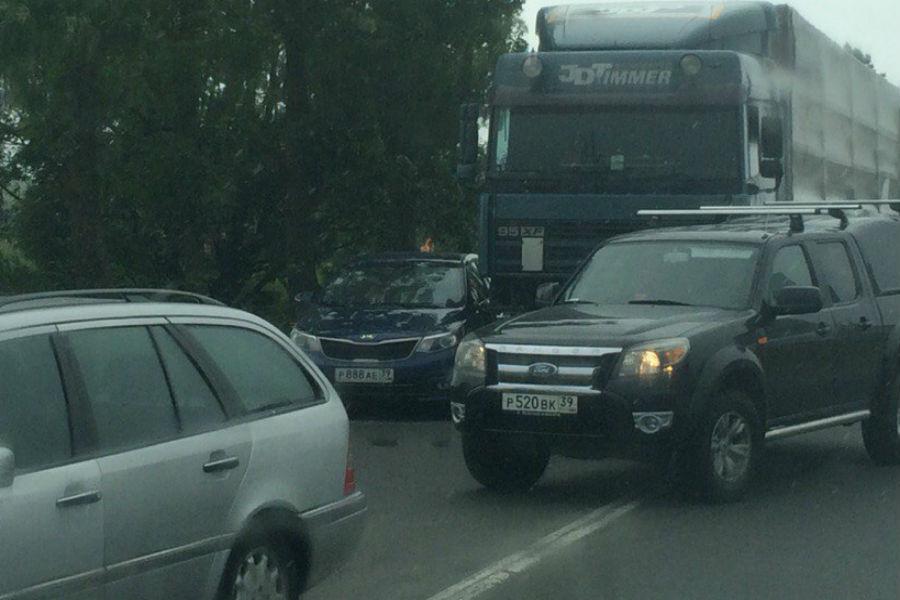 Под Калининградом столкнулись фура и легковой автомобиль (фото)