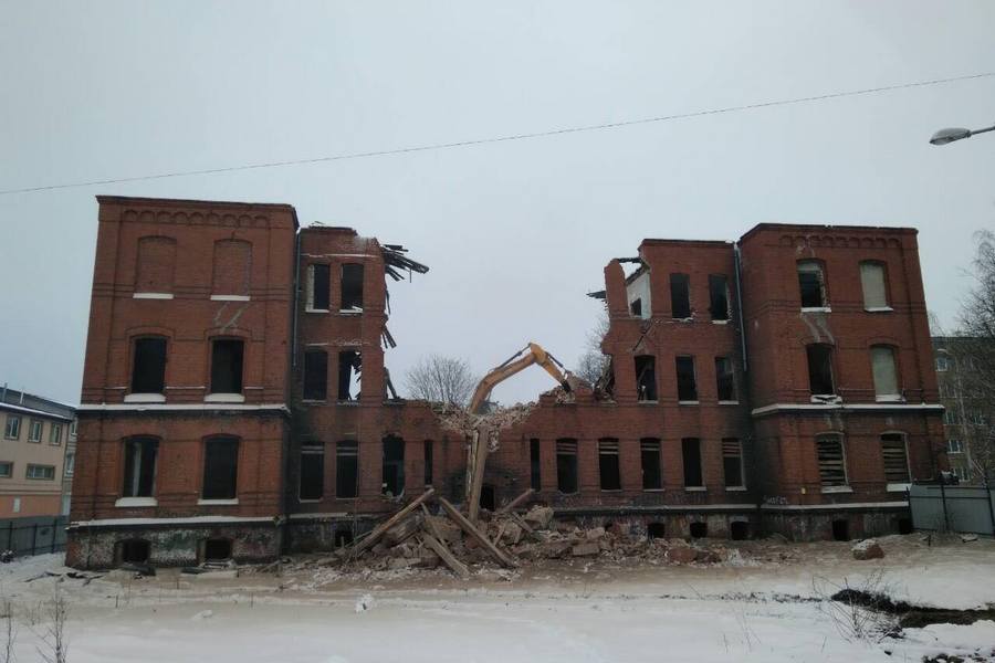 Здание на Томской, 21, снова начали сносить (фото)