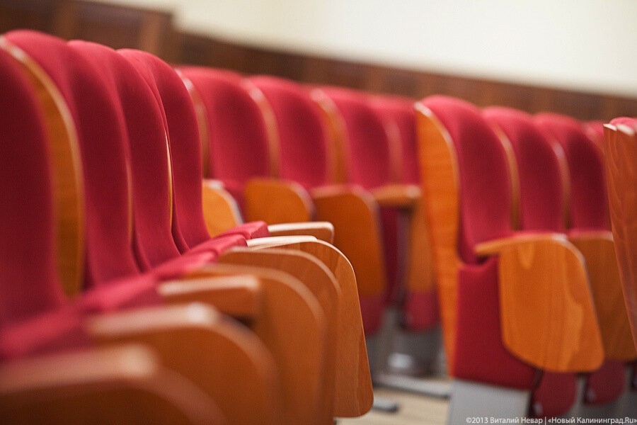 Регионам поручено закрыть ночные клубы, кинотеатры и детские центры