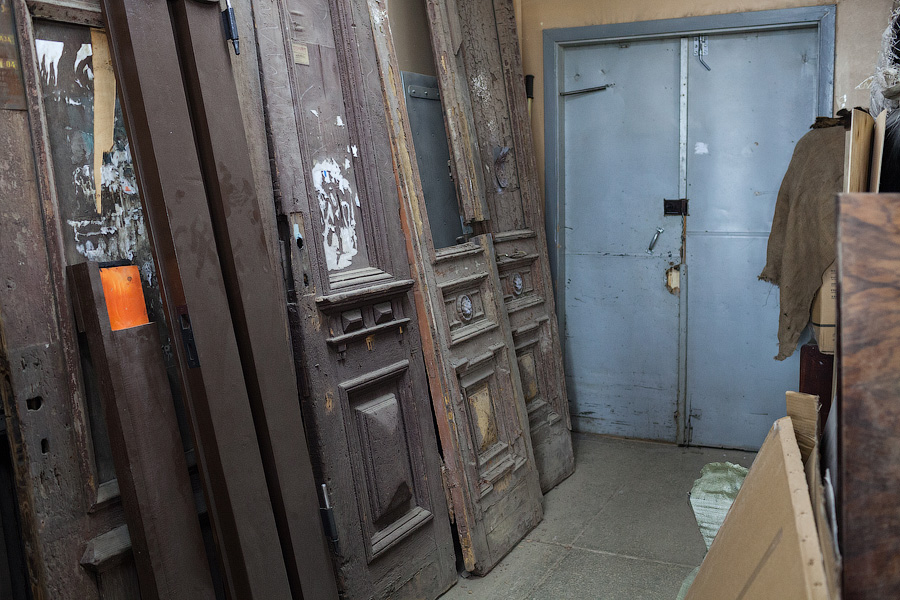 Деньги — главный стройматериал: как в регионе реставрируют двери в исторических домах