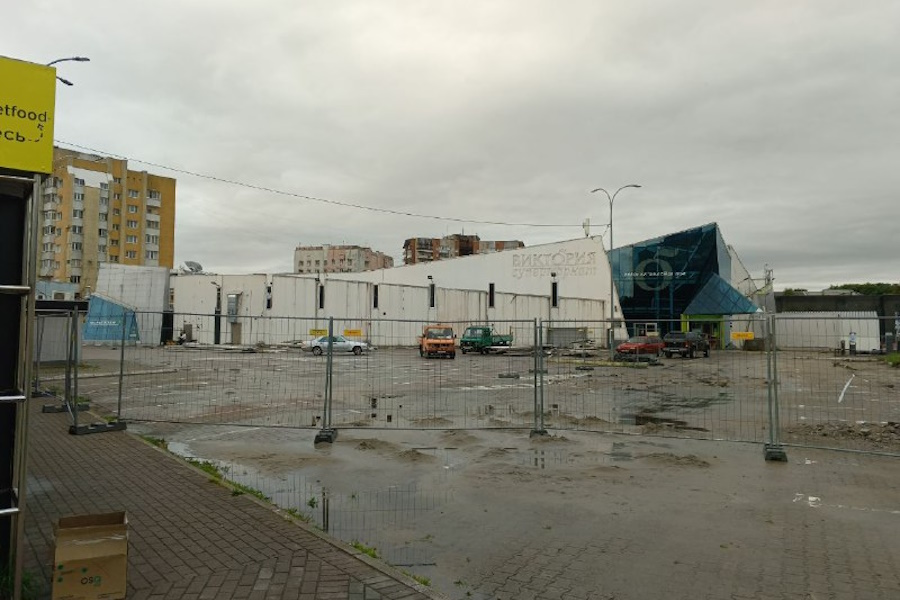 В Калининграде закрыли торговый центр «Виктория» на ул. 9 Апреля (фото)