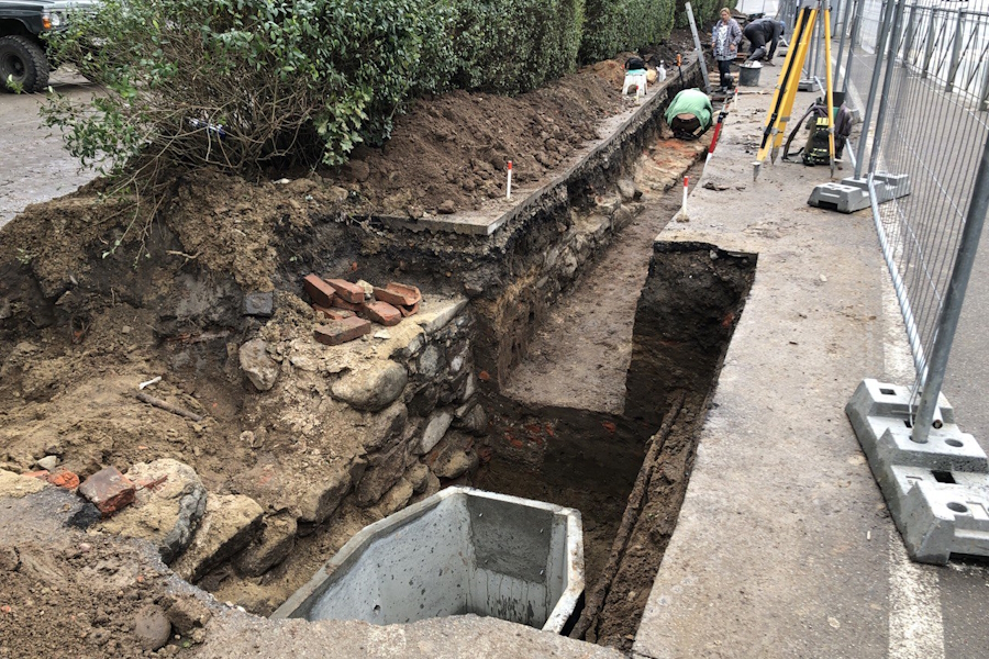 Сроки обустройства парковки на ул. Черняховского сдвинули (фото)