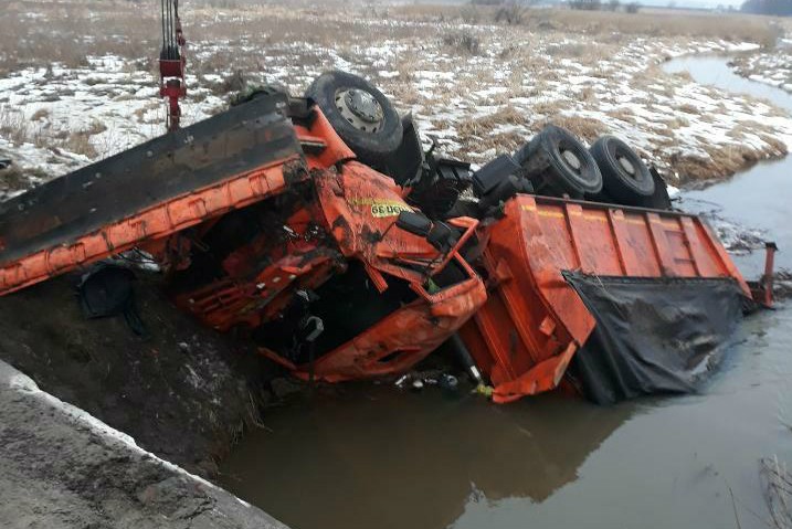 Под Гвардейском «Камаз» с двумя людьми свалился в водоем (фото)