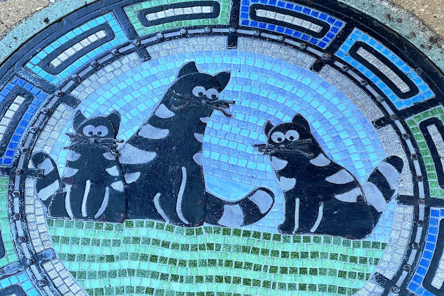 В Зеленоградске чугунную крышку люка превратили в достопримечательность