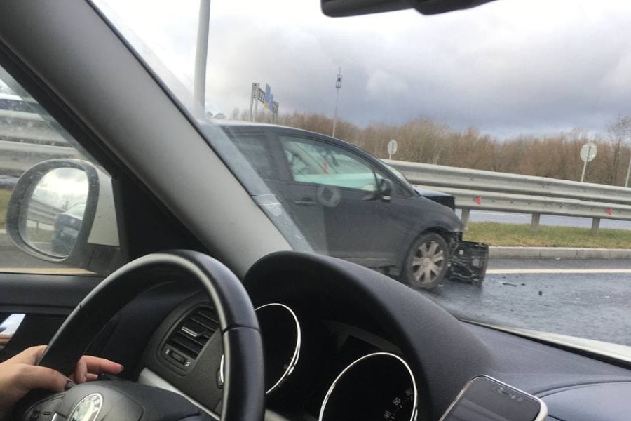 На съезде на Приморское кольцо авто врезалось в отбойник, возникла пробка