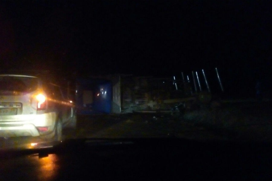 Очевидцы: на гвардейской трассе перевернулся лесовоз (фото)