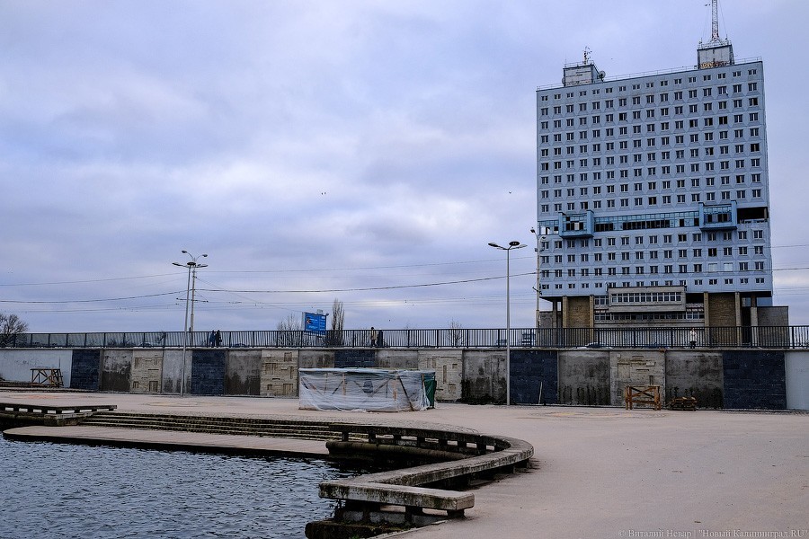 Бетон и пустота: в Калининграде завершается благоустройство Нижнего озера (фото)