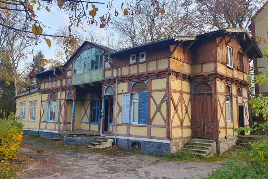 Власти Пионерского еще не решили судьбу пансионата «Шарлотт» на Комсомольской