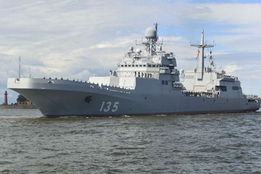 Балтфлот испытал артиллерийскую установку нового БДК «Иван Грен»