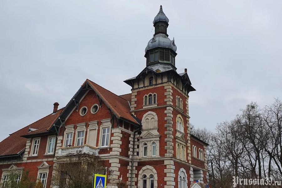 В Черняховске начали ремонтировать фасад исторической виллы Брандес