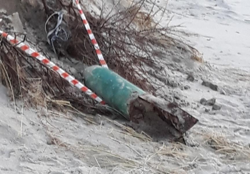 С пляжа Балткосы две недели никто не может убрать крупный снаряд (фото)