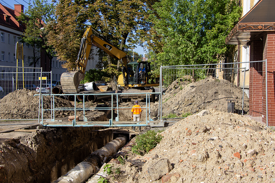 «Долго дискутировали»: Дятлова прокомментировала рассинхрон работ на ул. Озерова (фото)