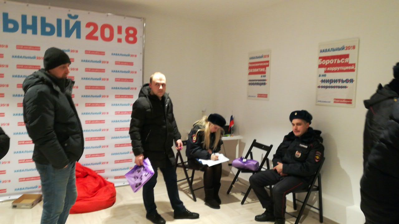 В Калининградском штабе Навального изымают листовки про «забастовку избирателей»