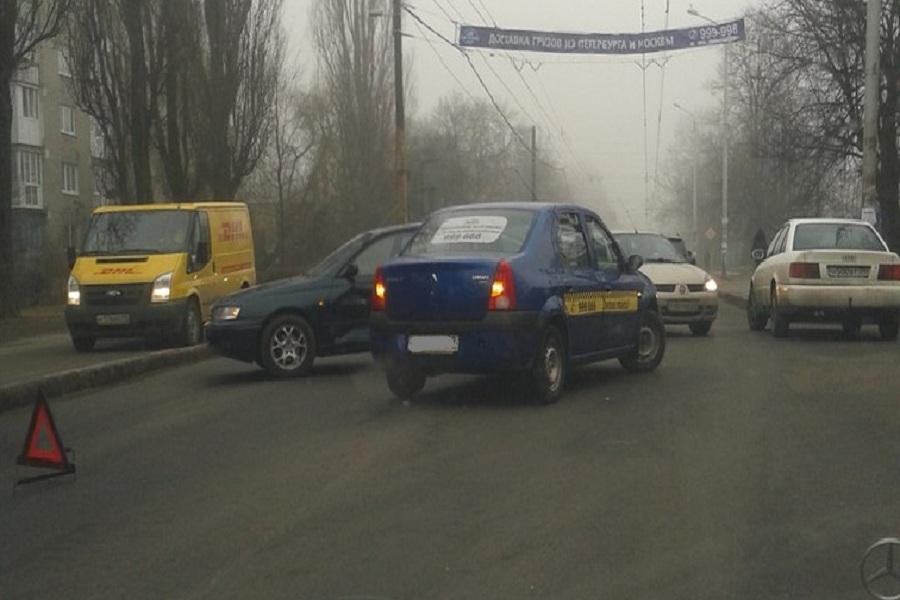 В Московском районе Калининграда столкнулись такси и легковушка (фото)