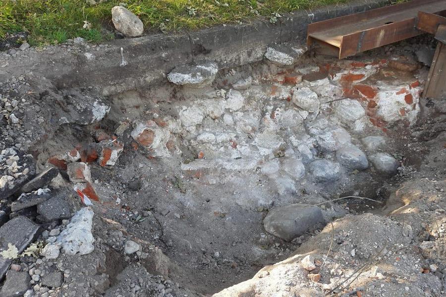 При строительстве моста на острове Канта обнаружили руины городской стены Кнайпхофа (фото)