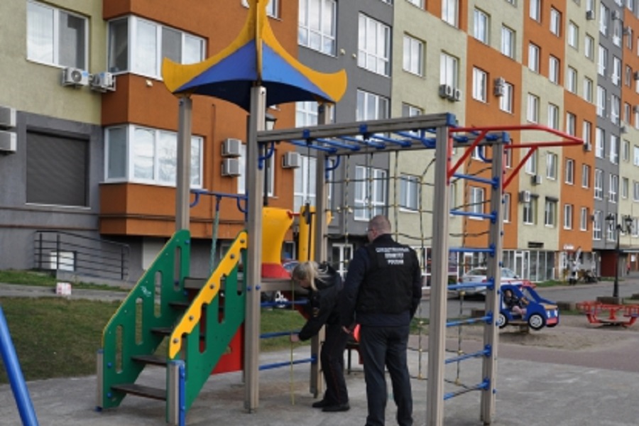 СК проверяет информацию о травмировании ребенка на бетонном покрытии детской площадки