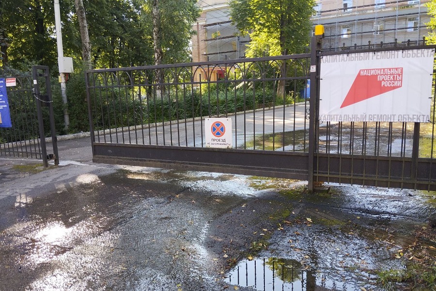 Подрядчик: утечку в подвале школы № 4 ликвидировать не удалось