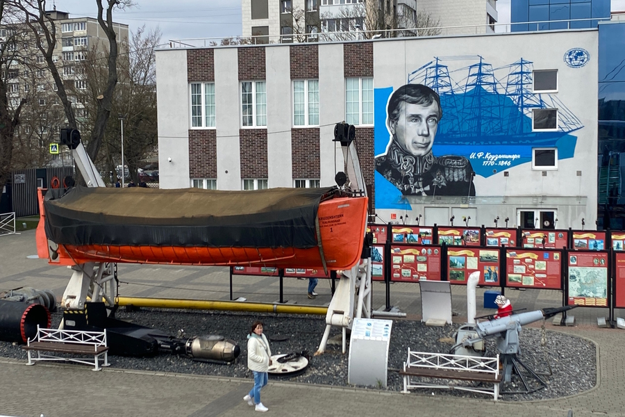 На главном корпусе Музея Мирового океана появился портрет Крузенштерна (фото)