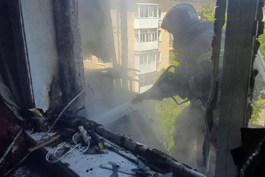В Балтийске пожарные спасли жильца-инвалида из квартиры, в которой загорелся балкон (фото)