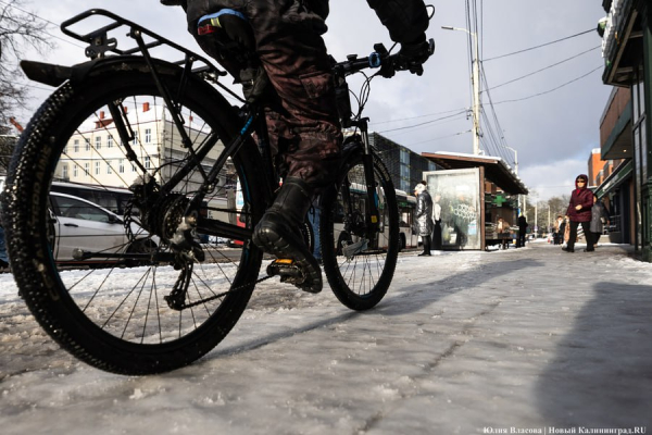 Превратитесь в «колобка»: главный травматолог о том, как вести себя в гололёд