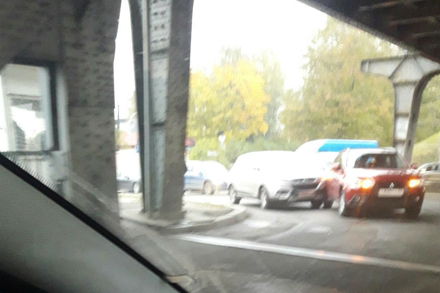 Движение в районе двухъярусного моста сильно затруднено из-за ДТП (фото)