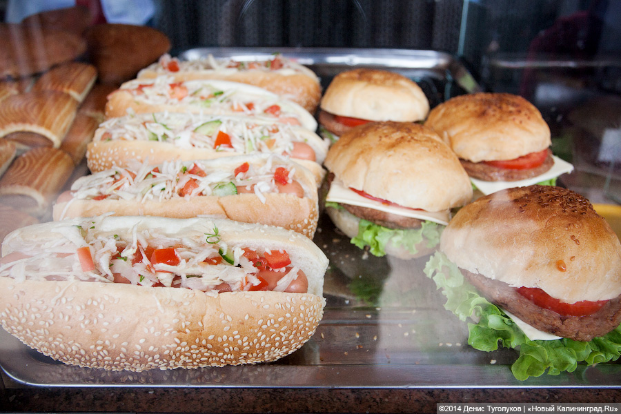 За год гамбургеры в калининградском общепите подорожали на 59%