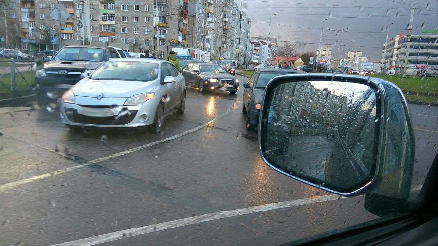 Кольцо на Гайдара заблокировали «Тойота Хайлюкс» и «Рено» (фото)