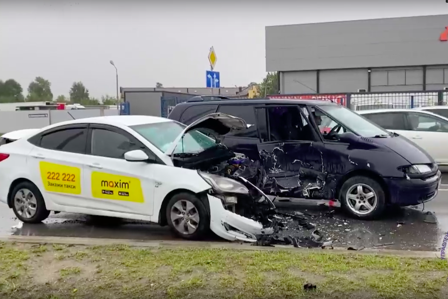 В ДТП со встречкой в Гурьевске пострадали двое, момент попал на камеры (видео)