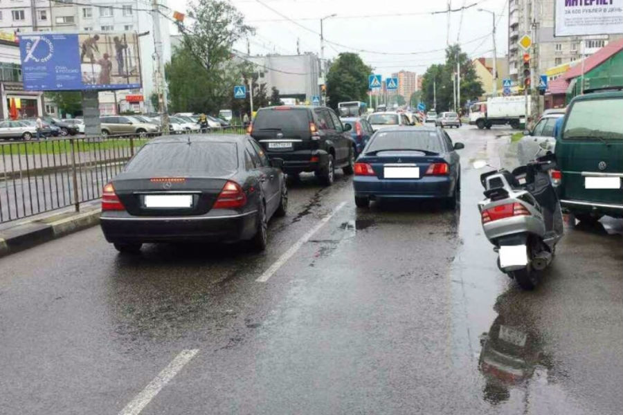 На Горького автомобиль при перестроении сбил скутериста (фото)