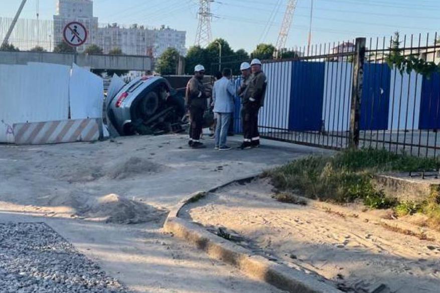 ГИБДД: провалившийся в котлован автомобиль сбил 18-летнюю велосипедистку