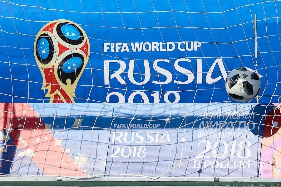 В Янтарном появилось еще несколько баннеров в честь сборной России по футболу