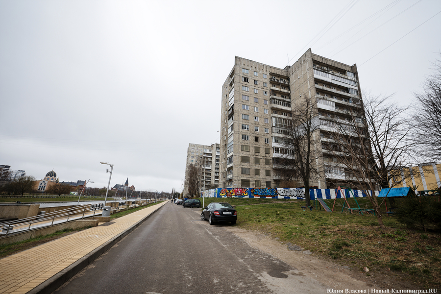 Власти объяснили, почему проход по набережной Трибуца перегорожен строительным забором